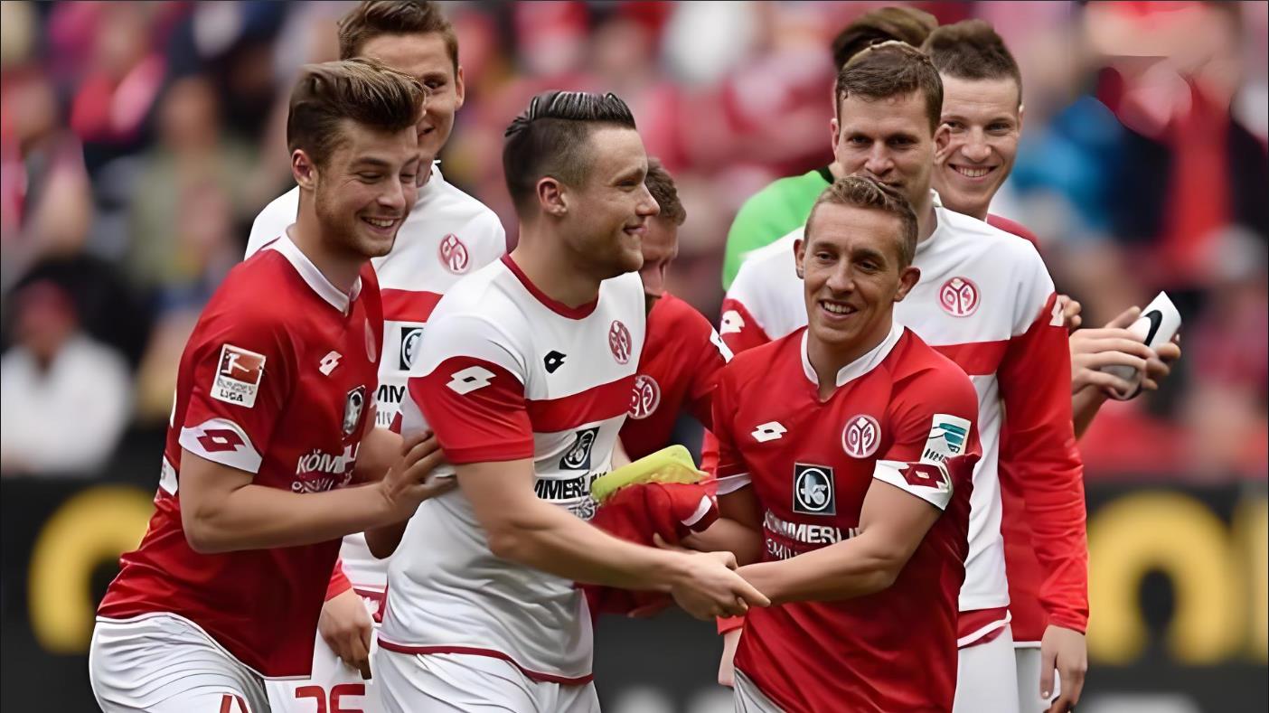 门兴格拉德巴赫迎荷甲关键赛;加时末段迎来里程碑;赛场秩序良好;心理建设被强调的简单介绍 门兴格拉德巴赫迎荷甲关键赛;加时末段迎来里程碑;赛场秩序良好;心理建设被强调的简单介绍